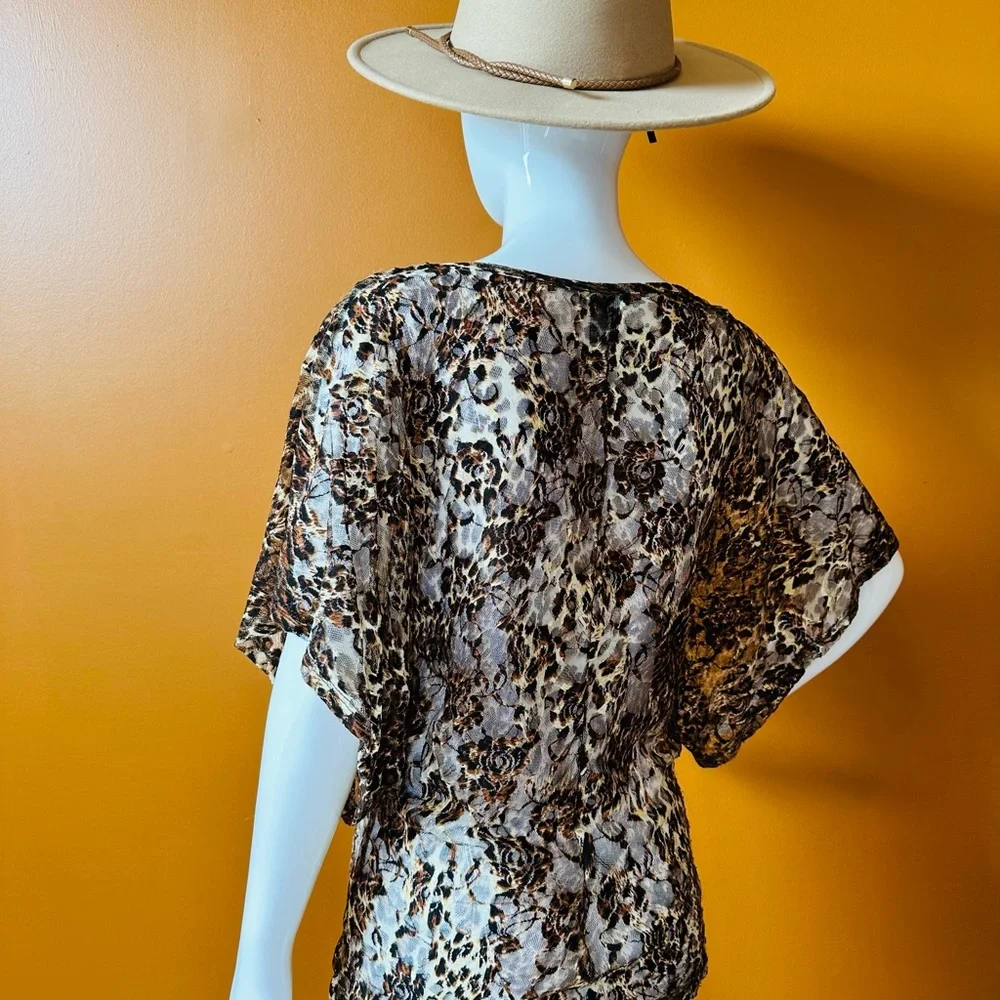 ๐ DEB LARGE ANIMAL PRINT TOPโฃ๏ธMESH MATERIAL ๐ - Picture 1 of 5